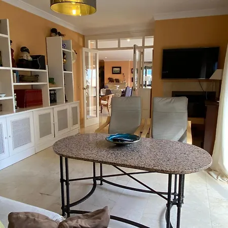 4 Bedroom Close By In Apartment *