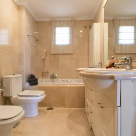 Διαμέρισμα 4 Bedroom Close By In