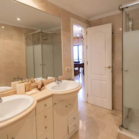 4 Bedroom Close By In Διαμέρισμα
