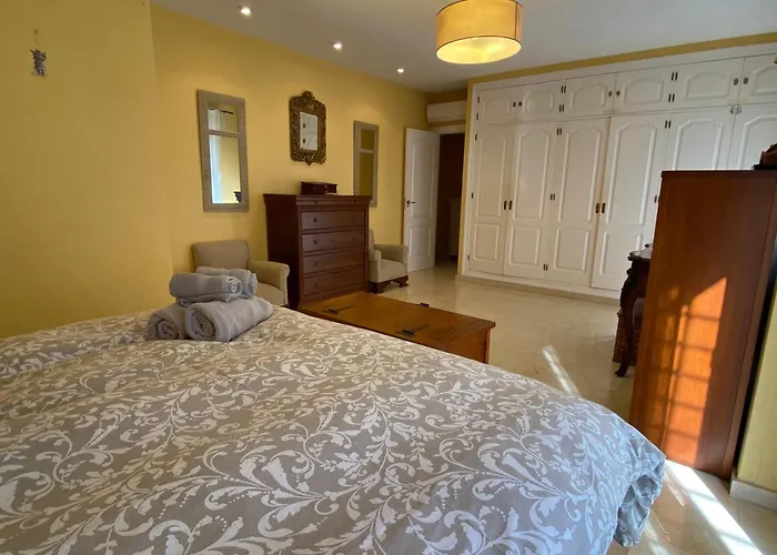 4 Bedroom Close By In شقة